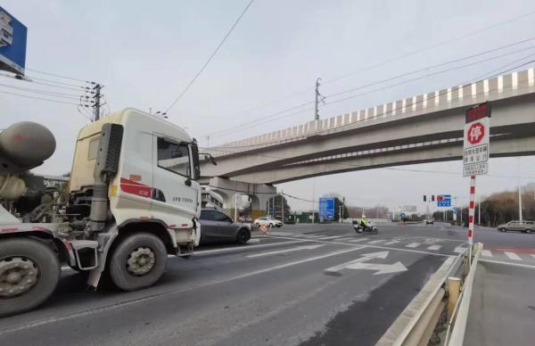 右轉必停 南京出動警用無人機執(zhí)法 抓拍右轉未停車輛(圖1)