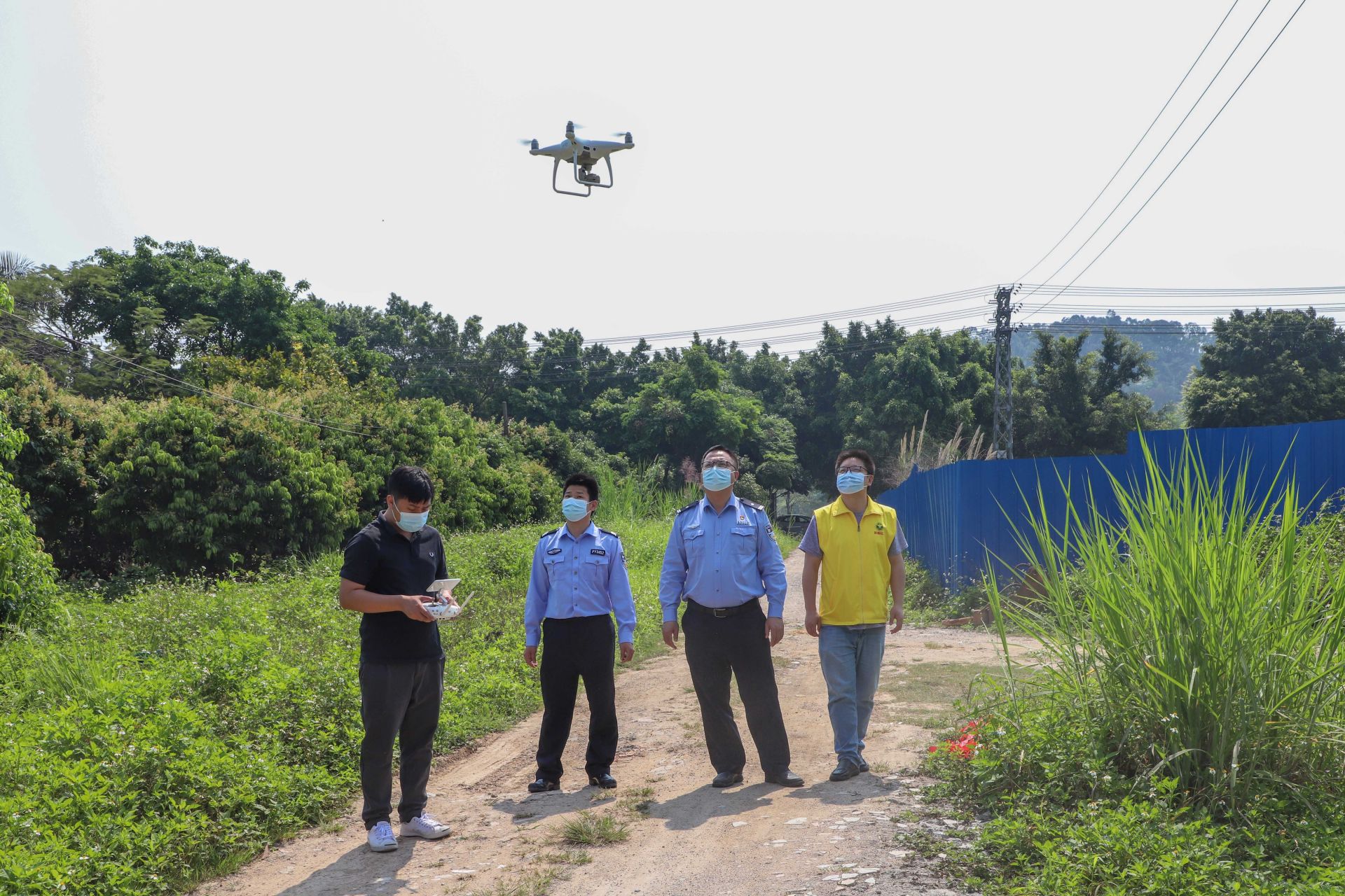 東莞借助無人機(jī)開展鏟毒陸空巡查(圖1)