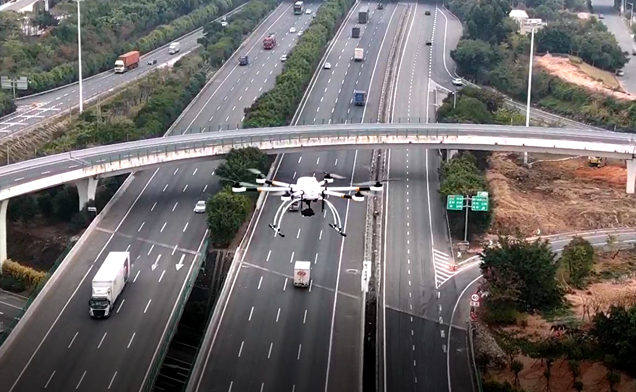 高速交警采用千里眼無人機(jī)空地一體執(zhí)法(圖1)